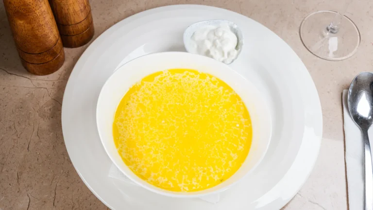 Ciorbă de burtă – burtă de vită, smântână, ou, morcov. Preparat servit la Restaurant Intim din Focșani
