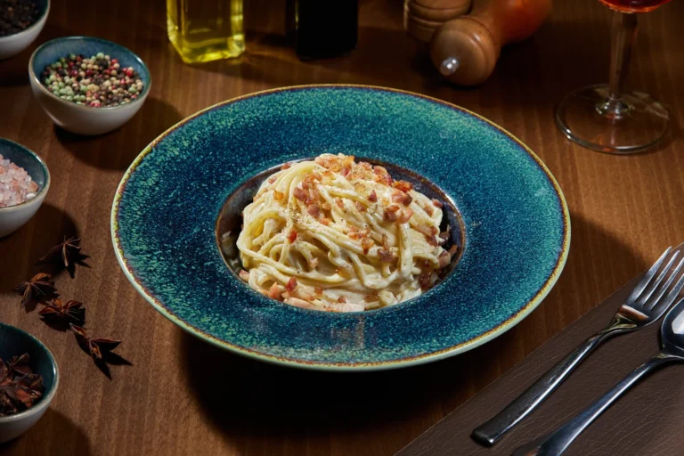 Linguini Carbonara – linguini, pancetta, cremă vegetală UHT de gătit, grana padano. Preparat servit la Restaurant Intim din Focșani