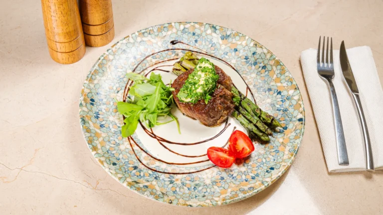 Mușchi de vită cu sos gorgonzola & sparanghel – mușchi de vită, sparanghel, cremă vegetală UHT de gătit, gorgonzola. Preparat servit la Restaurant Intim din Focșani