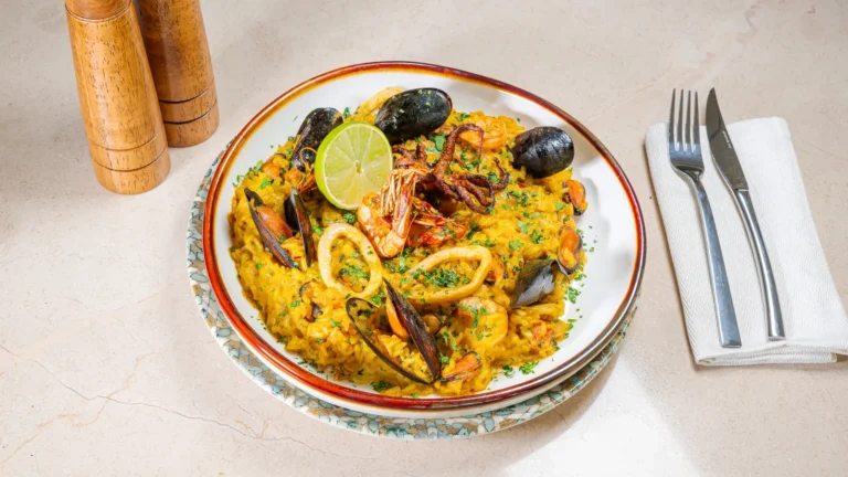 Paella cu fructe de mare & chorizo (pentru 2 persoane) – orez, baby caracatiță, creveți decorticați, calamar tub. Preparat servit la Restaurant Intim din Focșani