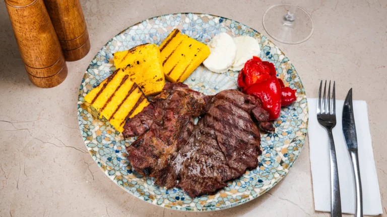 Pastramă de oaie – pastramă de oaie, sare, piper. Preparat servit la Restaurant Intim din Focșani