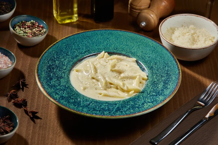 Penne Quattro Formaggi – penne, cremă vegetală UHT de gătit, gorgonzola, grana padano. Preparat servit la Restaurant Intim din Focșani