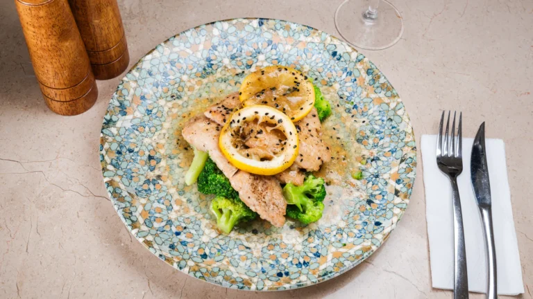 Piept de curcan în sos de lămâie & broccoli – piept de curcan, lămâie, unt, ulei de floarea soarelui. Preparat servit la Restaurant Intim din Focșani