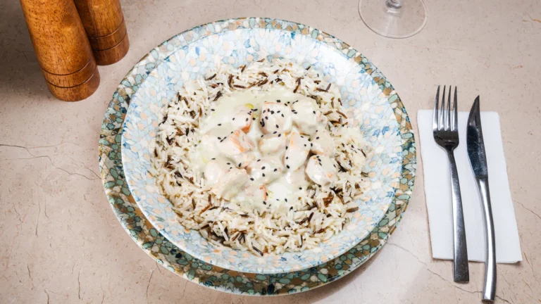 Piept de pui cu sos gorgonzola & orez sălbatic – piept de pui, cremă vegetală UHT de gătit, gorgonzola, mozzarella. Preparat servit la Restaurant Intim din Focșani