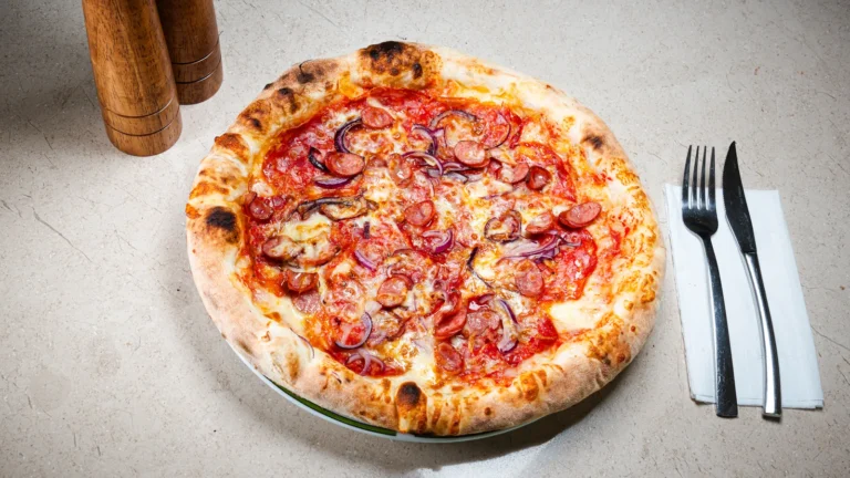 Pizza Carpatina – aluat dospit 24h, sos de roșii, mozzarella, salam ventricina. Preparat servit la Restaurant Intim din Focșani
