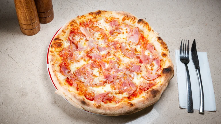 Pizza Casei – aluat dospit 24h, sos de roșii, mozzarella, salam. Preparat servit la Restaurant Intim din Focșani