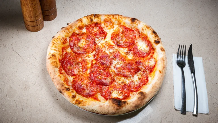 Pizza Diavola – aluat dospit 24h, sos de roșii, mozzarella, salam ventricina. Preparat servit la Restaurant Intim din Focșani