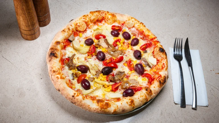 Pizza Fresh – aluat dospit 24h, sos de roșii, mozzarella, porumb. Preparat servit la Restaurant Intim din Focșani