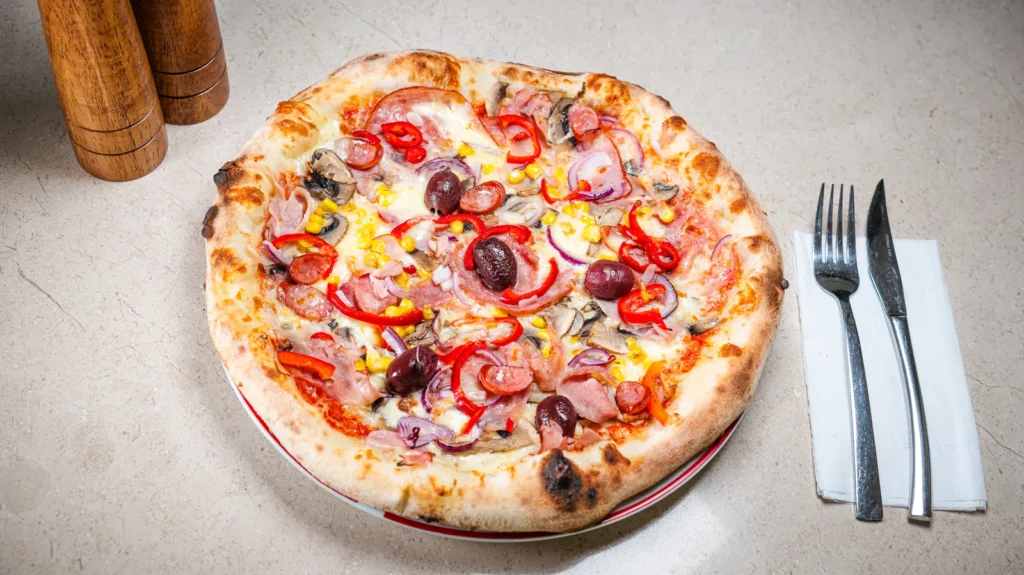 Pizza Intim – aluat dospit 24h, sos de roșii, mozzarella, salam. Preparat servit la Restaurant Intim din Focșani