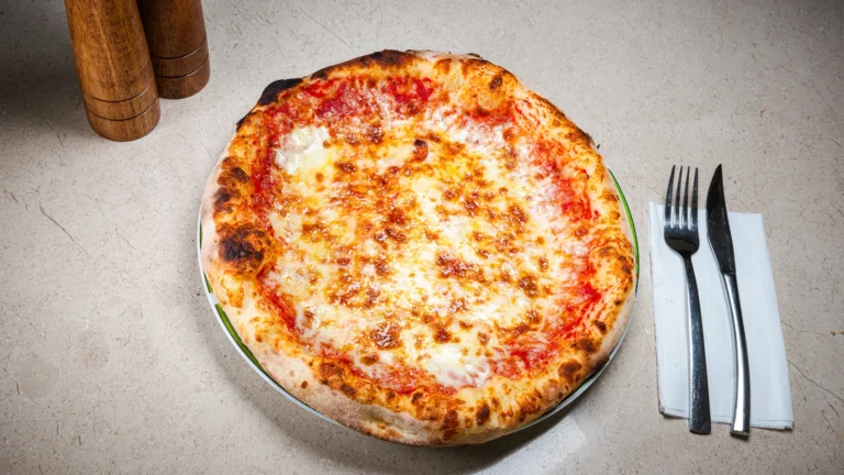 Pizza Marinara – aluat dospit 24h, sos de roșii, mozzarella, usturoi. Preparat servit la Restaurant Intim din Focșani