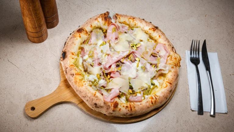 Pizza Mortadella & Pistacchio – aluat dospit 24h, sos pesto, mozzarella, mortadella. Preparat servit la Restaurant Intim din Focșani