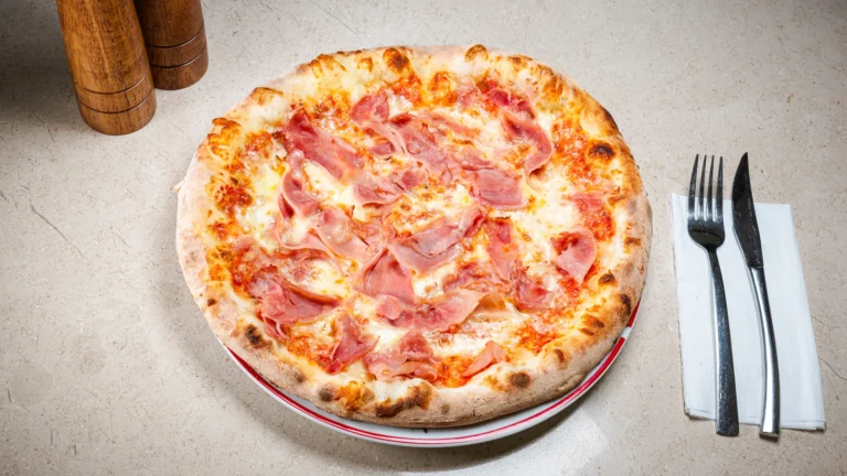 Pizza Prosciutto Cotto – aluat dospit 24h, sos de roșii, mozzarella, prosciutto cotto. Preparat servit la Restaurant Intim din Focșani