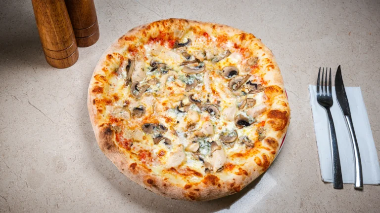 Pizza Putanesca – aluat dospit 24h, sos de roșii, mozzarella, piept de pui. Preparat servit la Restaurant Intim din Focșani