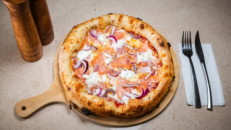 Pizza Salmone – aluat dospit 24h, sos de roșii, mozzarella, somon fumee. Preparat servit la Restaurant Intim din Focșani