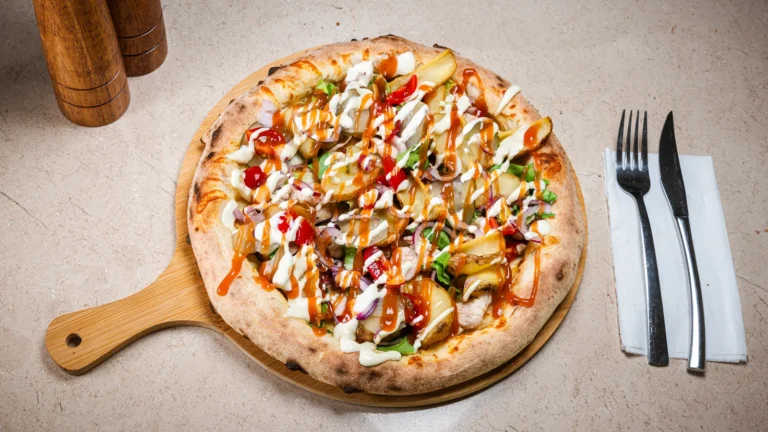 Pizza Shaorma – aluat dospit 24h, mozzarella, piept de pui, cartofi pai. Preparat servit la Restaurant Intim din Focșani