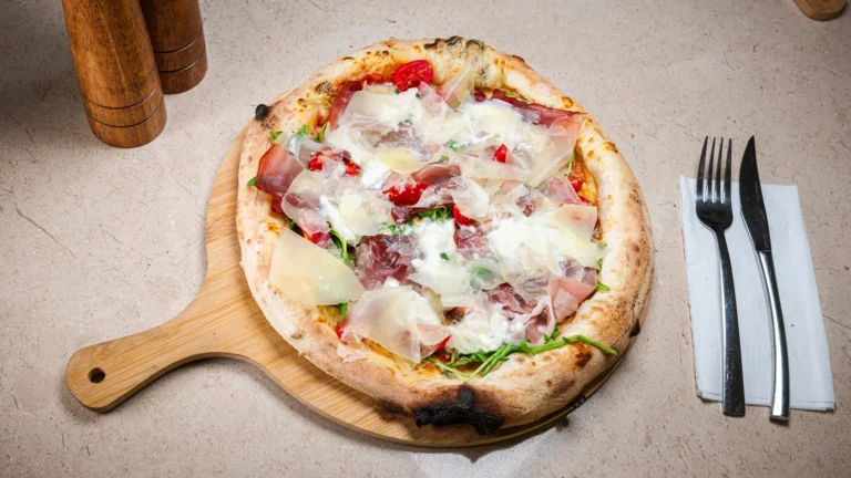 Pizza Suprema – aluat dospit 24h, sos de roșii, mozzarella, prosciutto crudo. Preparat servit la Restaurant Intim din Focșani