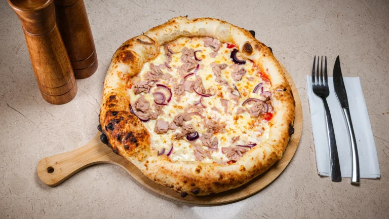 Pizza Tonno & Cipolla – aluat dospit 24h, sos de roșii, mozzarella, ton. Preparat servit la Restaurant Intim din Focșani