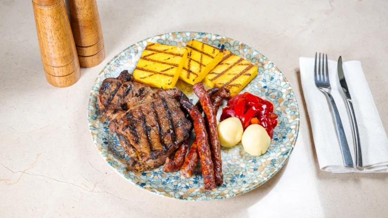 Platou ciobănesc de oaie – pastramă de oaie, cârnați de oaie, mămăliguță coaptă, brânză de burduf. Preparat servit la Restaurant Intim din Focșani