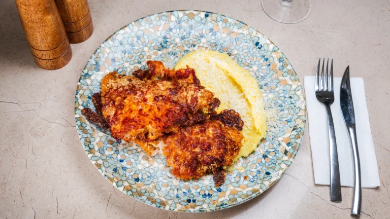 Pollo Parmigiano – piept de curcan gratinat la cuptor cu mozzarella si sos napoli, ou, pesmet panko, ulei de floarea soarelui. Preparat servit la Restaurant Intim din Focșani