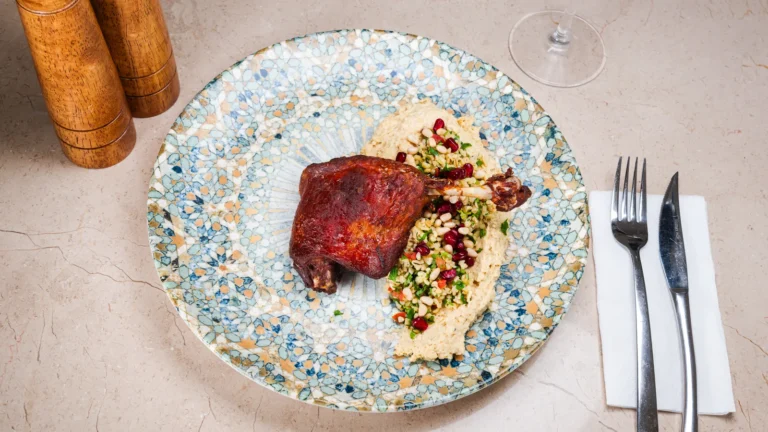 Pulpă de rață cu humus & salată tabouleh – pulpă de rață, năut, pastă de susan, lămâie. Preparat servit la Restaurant Intim din Focșani