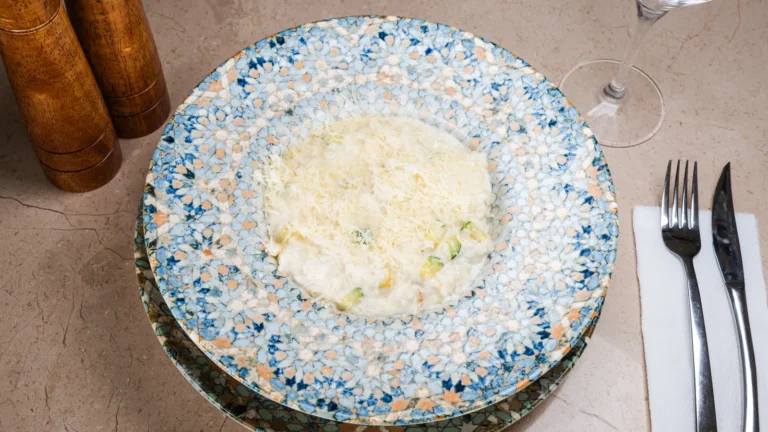 Risotto cu dovlecei & parmezan – orez, dovlecei, cremă vegetală UHT de gătit, grana padano. Preparat servit la Restaurant Intim din Focșani