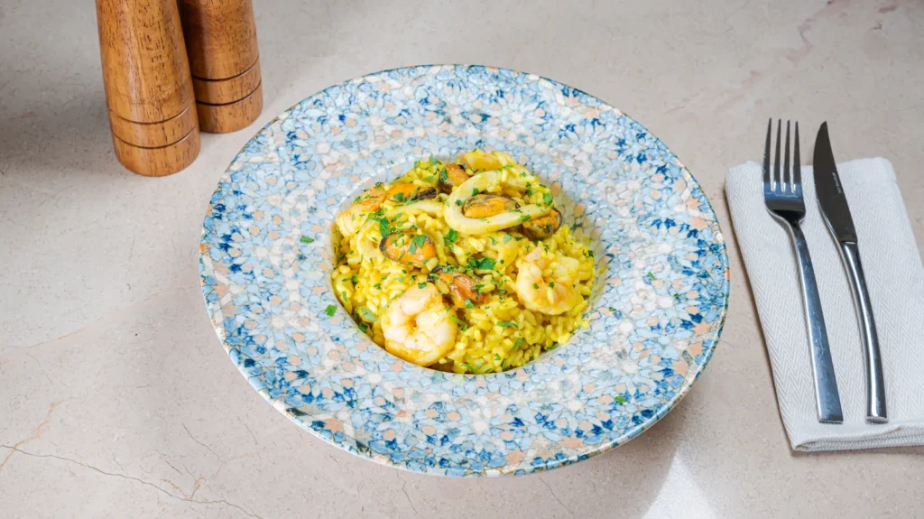 Risotto cu fructe de mare & curry – orez, creveți, carne de scoici, calamar. Preparat servit la Restaurant Intim din Focșani