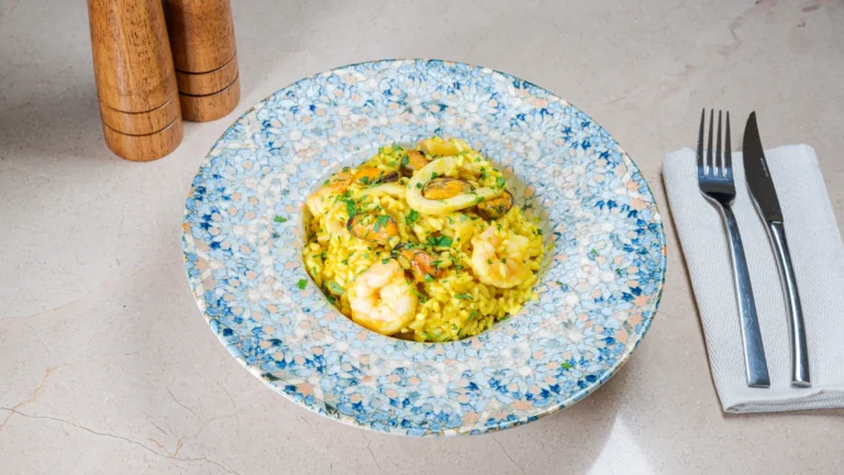 Risotto cu fructe de mare & curry – orez, creveți, carne de scoici, calamar. Preparat servit la Restaurant Intim din Focșani