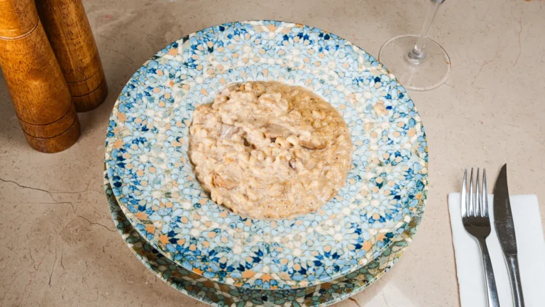 Risotto cu hribi – orez, hribi, cremă vegetală UHT de gătit, usturoi. Preparat servit la Restaurant Intim din Focșani