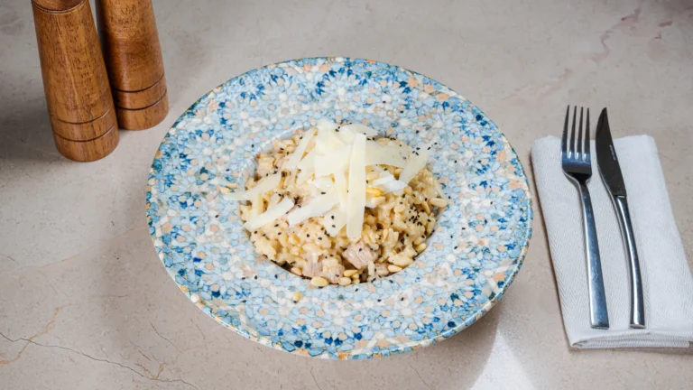 Risotto cu piept de curcan & sos quattro formaggi – orez, piept de curcan, cremă vegetală UHT de gătit, grana padano. Preparat servit la Restaurant Intim din Focșani