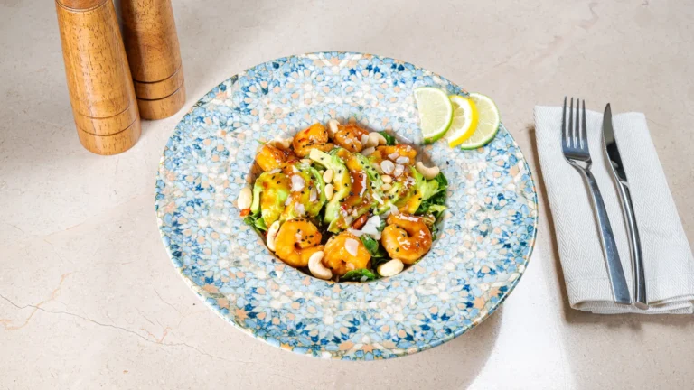 Salată cu creveți & avocado – mix de salate, creveți, avocado, spanac. Preparat servit la Restaurant Intim din Focșani