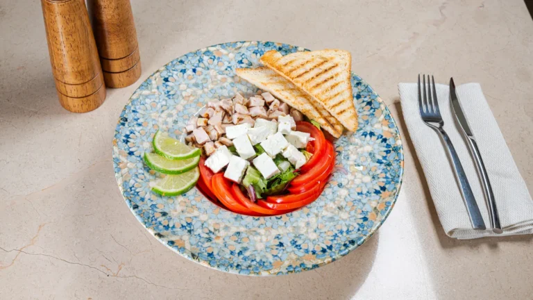 Salată cu piept de pui & brânză feta – piept de pui, mix de salate, roșii, brânză feta. Preparat servit la Restaurant Intim din Focșani