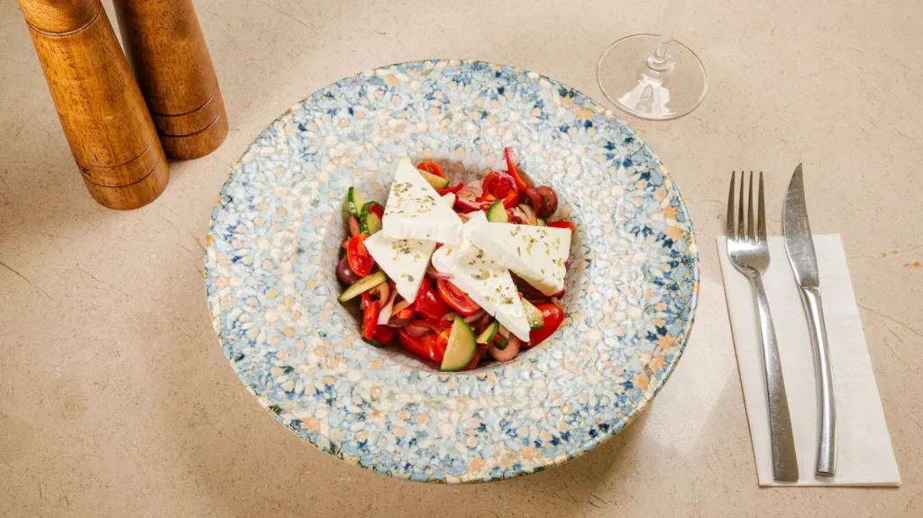 Salată Grecească – castraveți, roșii cherry, ardei gras, ceapă roșie. Preparat servit la Restaurant Intim din Focșani