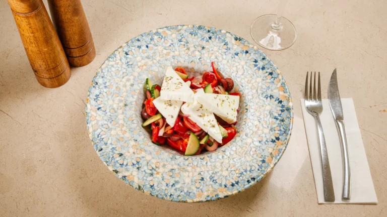 Salată Grecească – castraveți, roșii cherry, ardei gras, ceapă roșie. Preparat servit la Restaurant Intim din Focșani