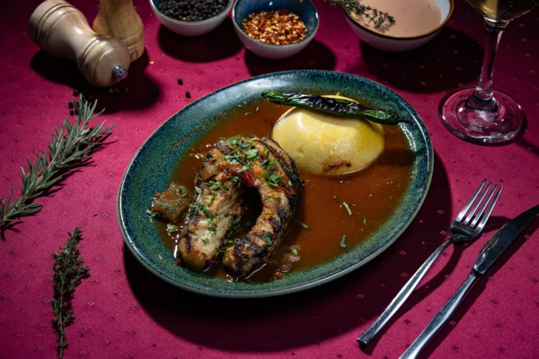 Saramură de crap / Crap la grătar – crap, saramură de legume, mămăligă, mujdei. Preparat servit la Restaurant Intim din Focșani