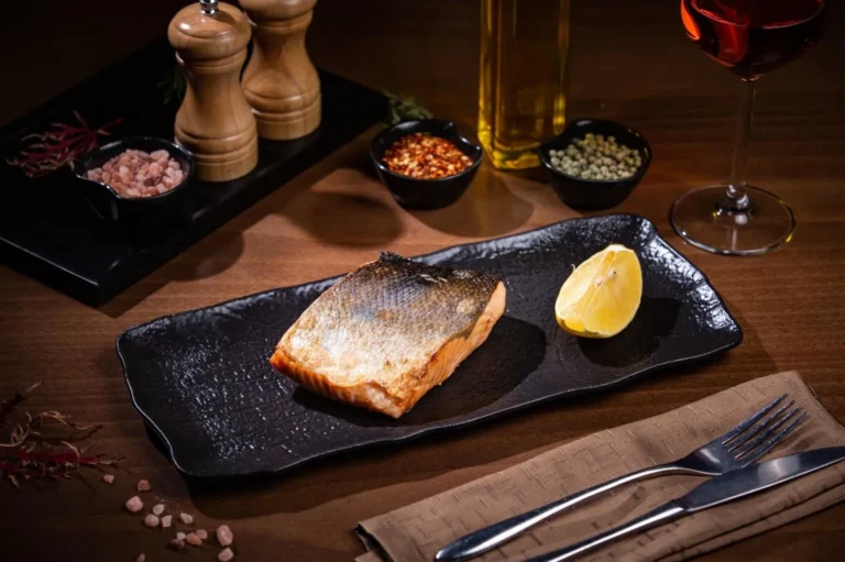 Somon la grătar/ cuptor – somon, sare, piper. Preparat servit la Restaurant Intim din Focșani