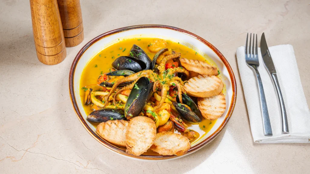 Tigaie de fructe de mare – creveți, baby caracatiță, calamar tub, midii. Preparat servit la Restaurant Intim din Focșani