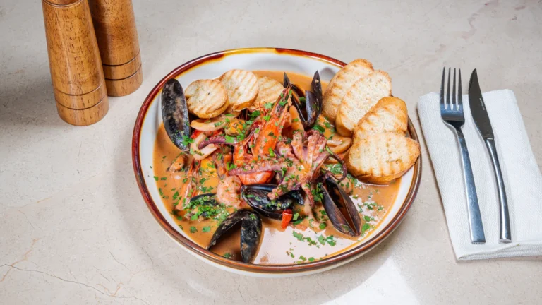 Tigaie Moqueca (specialitate braziliană) – mix de fructe de mare, ulei de măsline extravirgin, ghimbir, boia dulce. Preparat servit la Restaurant Intim din Focșani
