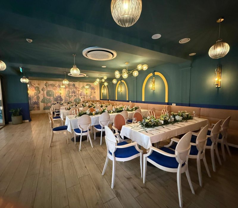 Masă festivă amenajată cu flori în sala de evenimente a Restaurantului Intim