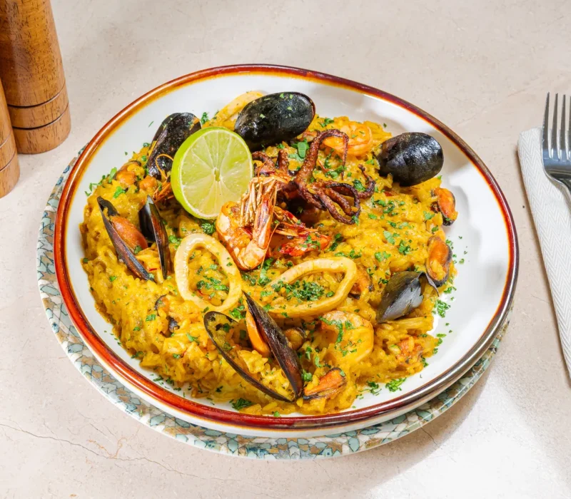 Paella cu fructe de mare & chorizo (pentru 2 persoane) – orez, baby caracatiță, creveți decorticați, calamar tub. Preparat servit la Restaurant Intim din Focșani